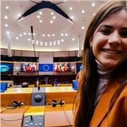 Docente specializzata in lingue straniere, impartisce lezioni online di lingua francese, inglese e spagnolo per adulti e ragazzi di ogni livello